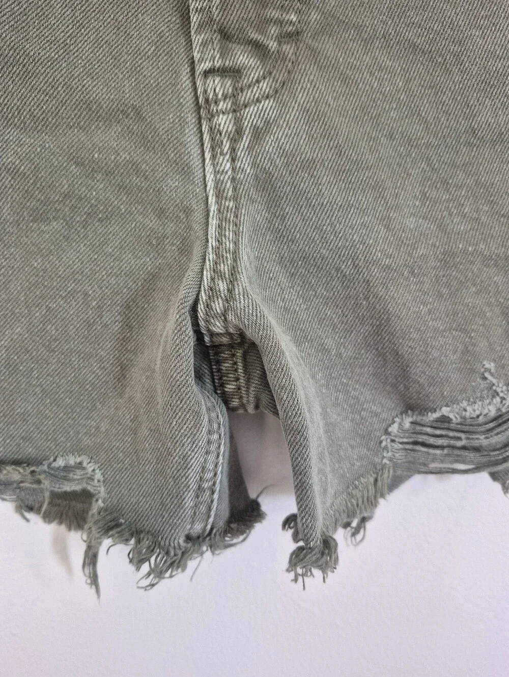 We The Free Free People Button Fly Distressed Denim Shorts 4" Size 26 - Picture 9 of 12